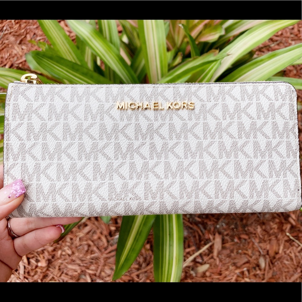 Gaby’sBags👜💕-Michael Kors 3/4 Zip Wallet Vanilla - Picture 1 of 5